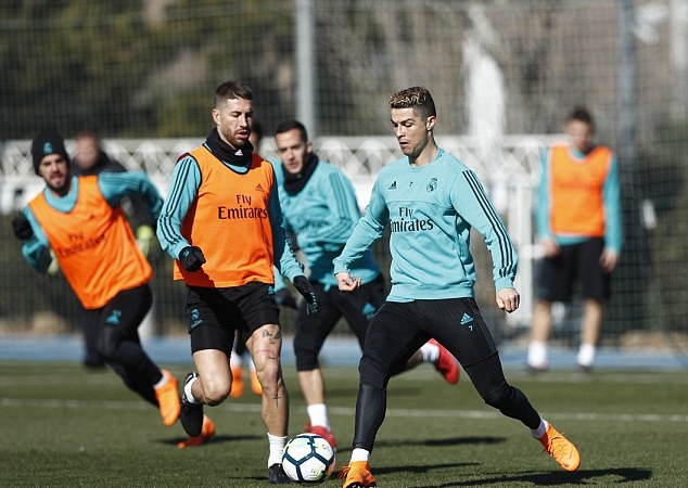 Cristiano Ronaldo vẫn ghi bàn nhiều hơn Lionel Messi mùa này ảnh 1